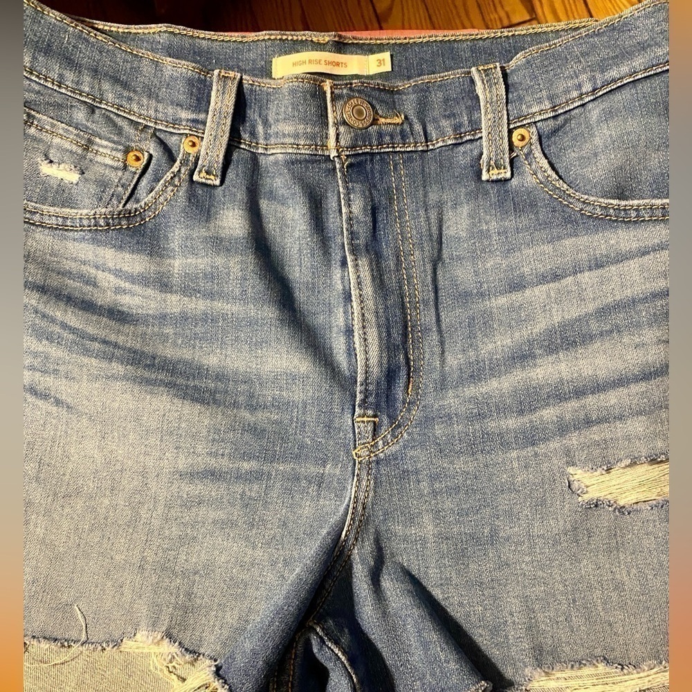NWOT Levi’s Women High Rise Shorts 31” Waist Front & Back Pockets Raw Edges
